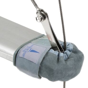 Pelle trattata antiacqua, sale, UV, con bordatura elastica ed anima in neoprene.Fissaggio tramite dispositivo a strappo. Adatti ad ogni tipo di crocetta.Montaggio rapidissimo. Vendute a coppia.