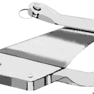 In acciaio inox. Attacchi per due sartie, uno strallo, una drizza fiocco, con carrucola.