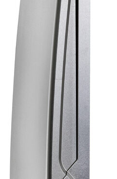 Ampio gradino pieghevole con grip antiscivolo realizzato in alluminio macchinato CNC.Finitura anodizzata argento brillante.Sistema di chiusura e bloccaggio magnetico.Guarnizione EPDM per ammortizzare la chiusura.Il gradino può essere fissato all’albero o a qualsiasi superficie piana tramite 2 viti M6 (non fornite)