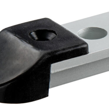 In alluminio anodizzato. Forcella snodata per poter lavorare sia in piano che a parete. Fermo a molla per spostamento rapido, slitte interne in nylon per uno scorrimento ottimale. Spina rapida per montaggio tendalino.