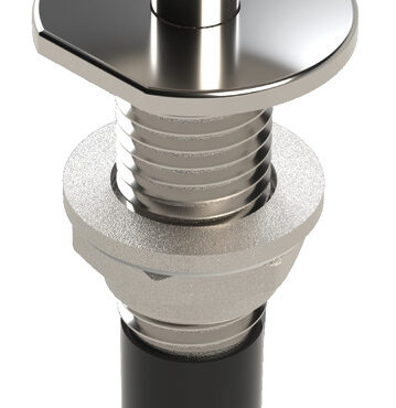 Funzioni:1) Attacco parabordi2) Bitta3) Traino sci / gonfiabiliFissaggio su piano, realizzato in acciaio inox AISI 316 lucidato a specchio.Carico di rottura 840 kg