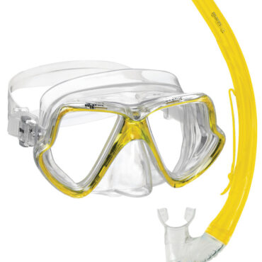 Set composto da maschera e boccaglio in PVC, adatto a chi si avvicina alla pratica subacquea.Disponibile per adulti e bambini. Snorkel autosvuotante: l'acqua viene espulsa sia dalla parte alta del tubo che dalla valvola non ritorno posta vicino al boccaglio. Questo sistema facilita e migliora lo svuotamento dell'areatore. Fibbie EZ adjust: Una sistema di fibbie che permette una regolazione facile e veloce della maschera. Maschera:- facciale in siliter- fibbie a regolazione facile sul facciale- costruzione durevole- ampio angolo di visuale Snorkel:- struttura ergonomica curva- reggi-snorkel integrato- boccaglio in siliter
