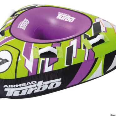 Gonfiabile da traino dalla forma triangolare progettato per l’alta velocità. La Kwik Connect permette di collegare facilmente la cima da traino. Il fondo autodrenante e le 4 maniglie in neoprene con protezioni per le nocche garantiscono comodità e sicurezza. Dotato di speciale valvola per gonfiaggio/sgonfiaggio rapido.