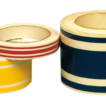 Dotata di un particolare collante permanente, che una volta aderito allo scafo, secca rendendo la fascia né più né meno equivalente ad una verniciatura.L’applicazione é facilissima, tramite la sopra-carta autoallineante.In pochi minuti farete perfettamente un lavoro che usualmente richiede ore.