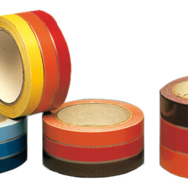 Dotata di un particolare collante permanente, che una volta aderito allo scafo, secca rendendo la fascia né più né meno equivalente ad una verniciatura.L’applicazione é facilissima, tramite la sopra-carta autoallineante.In pochi minuti farete perfettamente un lavoro che usualmente richiede ore.