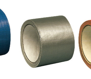 Ripara: teli sedia, teli scafi, cerate, stivali. Può essere usato come nastro isolante negli impianti elettrici. Viene utilizzato come riparazioni di emergenza su scafi in fiberglass, tavole a vela, canotti e canoe. Adatto come protezione anti-usura su parti in attrito ed eventualmente ripara anche le vele.