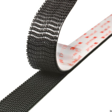 Sistema di fissaggio adatto sia per superfici rigide che flessibili (ideali per celini, pannellature etc.). Densità peduncoli 250/inch2.