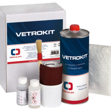Riparazione vetroresina. Composto da: resina poliestere 800 g, catalizzatore, tessuto in fibra di vetro 64x47 cm, vaschetta miscelatore,pennello, guanti.