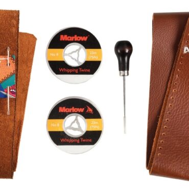 Kit per rivestimento in pelle delle ruote timone, adatto a ruote con tubo da 22 mm di diametro e fino a ruote da 120 cm di diametro.Blister espositivo contenente il necessario per ricoprire i timoni in pelle. Si può scegliere il lato da cucire per avere l’effetto liscio o scamosciato.Contenuto del kit:- n° 2 strisce di pelle pre-forata con cucitura centro ruota già realizzata;- n° 2 rocchetti di cordino Marlow;- n° 2 aghi;- n° 1 punteruolo.