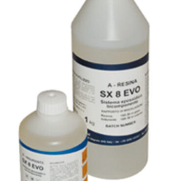 Sistema epossidico SX8 a bassa viscosità per laminazione manuale, sottovuoto ed infusione. Formulato allo scopo di migliorare le caratteristiche di bagnabilità per fibre di legno, vetro, carbonio e aramide. Una volta indurito offre ottime caratteristiche meccaniche ed alto allungamento. Due versioni di indurenti medio e rapido con la possibilità di inglobare microfibre di cellulosa e microsfere di vetro per ottenere stucchi, riempitivi e raggiature.Da miscelare tramite bilancia oppure acquistare le pompe spillatrici a dosaggio controllato.