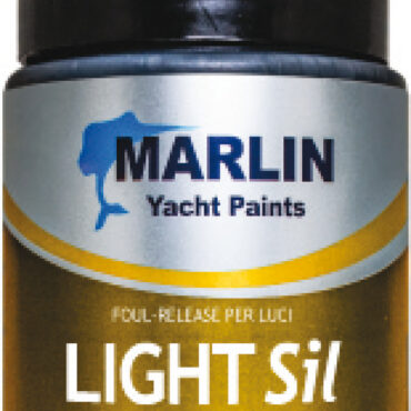 Antivegetativa trasparente foul-release esente da biocidi. Dotata di grande adesione su vetro e metallo e di totale trasparenza, per non influire sulla resa delle luci.L'eventuale crescita di vegetazione verrà tolta con il movimento della barca o con una leggera pulizia con una spugna.Tutti i kit contengono un piccolo pennellino per l'applicazione.