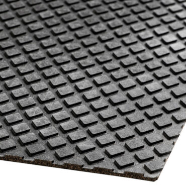 Rivestimento antisdrucciolo impermeabile appositamente realizzato per pavimentare locali motore. Resistente agli olii minerali.Rivestimento antisdrucciolo per coperte, pozzetti, di produzione inglese in conglomerato gomma-sughero.