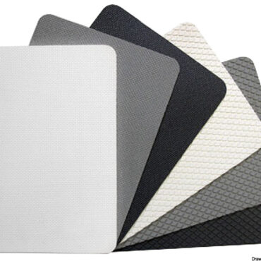 Nuova versione del rivestimento da coperta. Spessore ridotto per una migliore adattabilità, elevato potere antisdrucciolo.Due finiture: "Small Diamond" e "Ultragrip".Rivestimento antisdrucciolo per coperte, pozzetti, di produzione inglese in conglomerato gomma-sughero.