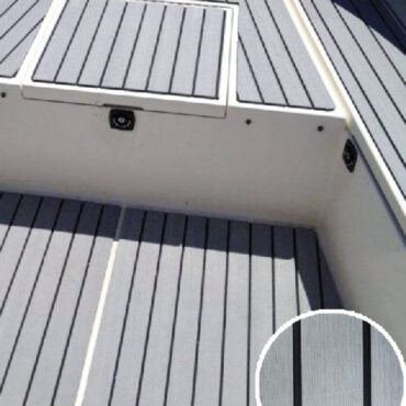 Tappetino autoadesivo per rivestimenti fai da te.Resistente alle macchie e molto facile da pulire anche ad alta pressione.Ottima resistenza ai raggi UV che ne conserva la colorazione.Superficie antiscivolo e impermeabile.Materiale ammortizzante e resistente agli urti.