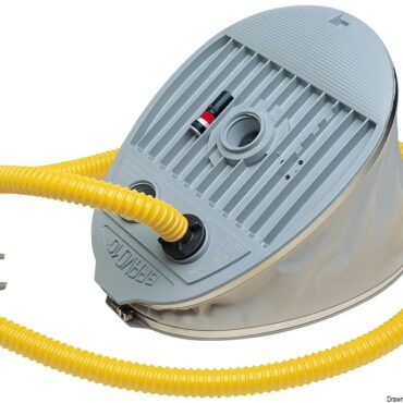 Con brevetto mondiale N. 21847. Grazie alla doppia camera, consente di raggiungere senza sforzo la pressione raccomandata per grossi canotti in tessuto o in gomma.E’ dotato di un indicatore visivo di pressione. Fornito completo di tubo indeformabile e di tre raccordi di gonfiaggio. E’ provvisto anche di un dispositivo per lo sgonfiamento.