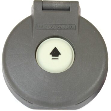 Realizzato in materiale composito, completamente stagno e quindi adatto per il montaggio in coperta; dotato di sportellino apribile.