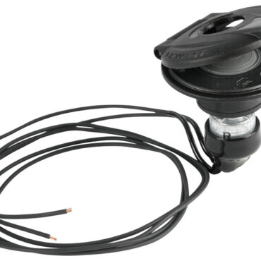 Realizzato in materiale composito, completamente stagno e quindi adatto per il montaggio in coperta; dotato di sportellino apribile.