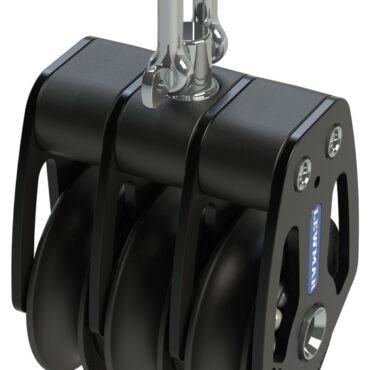 Una gamma di bozzelli dalle elevate prestazioni in termini di carico e scorrevolezza, che ha ottenuto numerosi riconoscimenti in fase di presentazione. Le guance in alluminio assicurano una distribuzione dei carichi ottimale tra puleggia e attacco, guidano perfettamente la cima quando il carico non è in asse ed anche quando la cima lavora con angoli non corretti. Rispetto ai prodotti sul mercato, a parità di diametro, hanno una resistenza al carico molto superiore. La puleggia scorre su boccola e sfere in Torlon.