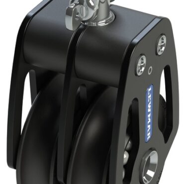 Una gamma di bozzelli dalle elevate prestazioni in termini di carico e scorrevolezza, che ha ottenuto numerosi riconoscimenti in fase di presentazione. Le guance in alluminio assicurano una distribuzione dei carichi ottimale tra puleggia e attacco, guidano perfettamente la cima quando il carico non è in asse ed anche quando la cima lavora con angoli non corretti. Rispetto ai prodotti sul mercato, a parità di diametro, hanno una resistenza al carico molto superiore. La puleggia scorre su boccola e sfere in Torlon.