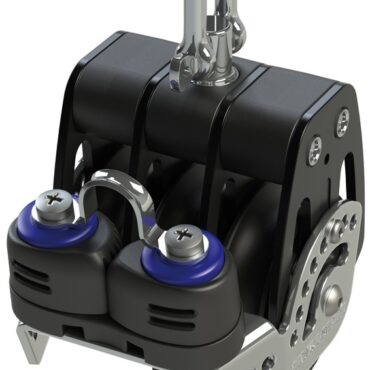 Una gamma di bozzelli dalle elevate prestazioni in termini di carico e scorrevolezza, che ha ottenuto numerosi riconoscimenti in fase di presentazione. Le guance in alluminio assicurano una distribuzione dei carichi ottimale tra puleggia e attacco, guidano perfettamente la cima quando il carico non è in asse ed anche quando la cima lavora con angoli non corretti. Rispetto ai prodotti sul mercato, a parità di diametro, hanno una resistenza al carico molto superiore. La puleggia scorre su boccola e sfere in Torlon.