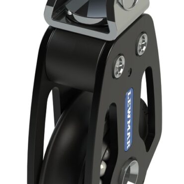 Una gamma di bozzelli dalle elevate prestazioni in termini di carico e scorrevolezza, che ha ottenuto numerosi riconoscimenti in fase di presentazione. Le guance in alluminio assicurano una distribuzione dei carichi ottimale tra puleggia e attacco, guidano perfettamente la cima quando il carico non è in asse ed anche quando la cima lavora con angoli non corretti. Rispetto ai prodotti sul mercato, a parità di diametro, hanno una resistenza al carico molto superiore. La puleggia scorre su boccola e sfere in Torlon.