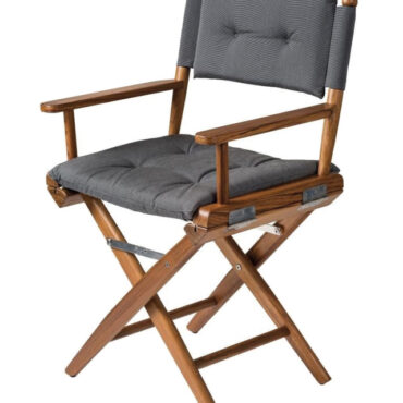 Con lavorazione accuratissima e ferramenta in acciaio inox.