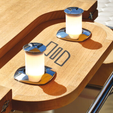 Da spenta la luce rimane a filo piano del tavolo e con una leggera rotazione del piattello inox superiore si alza accendendosi automaticamente. Dimmerabile con apposito optional (13.448.01) per abbassare la luce con effetto "ambientazione". Parte superiore in acciaio inox AISI 316 lucidato a specchio.ATTENZIONE: 1 dimmer può gestire fino a 6 lampade contemporaneamente.