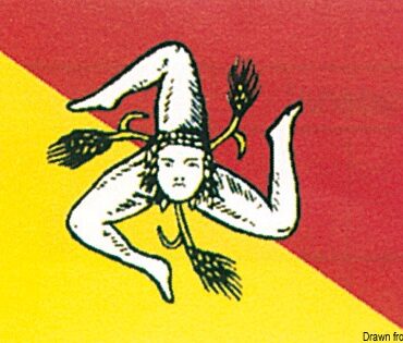 In stamina di poliestere, stampate a tinte indelebili.