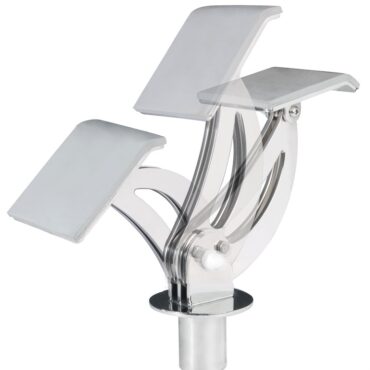 Realizzato in acciaio inox AISI 316 con supporto rivestito in gomma antisdrucciolo.Grazie alla sua particolare forma può virtualmente accogliere ogni forma di carena di tender, moto d'acqua o derive, regolabile con un semplice movimento, senza dover spostare i basamenti installati.I basamenti sono sfilabili, il braccio è disponibile sia nella versione singola che doppia ed il supporto può essere piatto o a V per adattarsi perfettamente a qualsiasi esigenza.