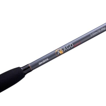 Nuova canna Akami Asago, realizzata in carbonio Toray da 35T a 6 fibre a 45 gradi che la dota di una flessibilità extra, che migliora l'azione nel lancio. Dotato di anelli Fuji KR Fazlite e placca porta mulinello Fuji. Include fodera Akami premium.