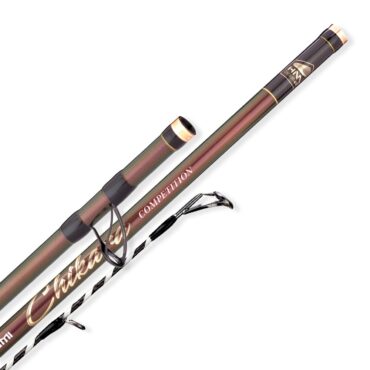 Chikara Competition una novità esclusiva Akami Japan, realizzata con carbonio Toray 45TON a tripla parete, con tessuti intrecciati a spirale per ottenere una struttura più leggera, sottile e resistente, capace di trasmettere sensazioni uniche nell’azione di pesca. Con una punta tubolare ibrida di nuova generazione in grado di avvertire il minimo tocco della preda e di ottenere lanci precisi. Dotato di anelli Fuji Sic Titanium RV e porta mulinello Fuji DPS. Sistema di allineamento delle sezioni, potenza, leggerezza e sensibilità, il tutto combinato con un’estetica imbattibile grazie alla sua vernice giapponese. Insomma, una canna in edizione limitata sviluppata per i pescatori più esigenti.