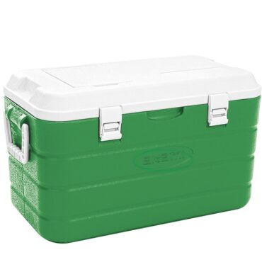 Il frigorifero portatile Akami è essenziale per pescatori sportivi. Realizzato con poliuretano ad alta densità, mantiene i pesci freschi a lungo. La struttura a doppia parete offre un eccellente isolamento termico e protezione solare. Le viti in acciaio inox 316 prevengono la corrosione in ambienti acquatici, garantendo durabilità.