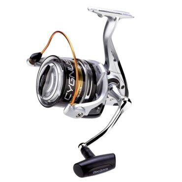 Akami Cygnus UL Japan. Mulinello progettato per la pesca a Surf Casting da competizione. Incorpora il nuovo sistema a triplo asse ad oscillazione lenta “SOS” e presenta un corpo ultra leggero con un perfetto equilibrio del rotore centrale dell’asse, che annulla tutte le vibrazioni prodotte in fase di recupero. Microfreno rapido di precisione con una potenza di 18 kg. Dotato di 10 cuscinetti Japan Ball Bearings e di 2 bobine in alluminio anodizzato ultraleggero 1.5 e 1.5H dotate di freno multidisco in carbonio, ideali per raggiungere lunghe distanze con il minimo sforzo. Sistema di recupero rapido (107 cm a giro). Manovella in alluminio a vite con pomello dotato di cuscinetto extra. Include sacchetto portamulinello e guidafilo extra. Ottimo rapporto qualità prezzo.
