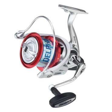 Nuovo mulinello Akami Delphinus, compatto, potente ed estremamente affidabile. Studiato per il surfcasting ed il beach ledgering, monta una bobina conica ad alta capienza ed una meccanica di elevata precisione, che garantisce, un buon compromesso di robustezza e scorrevolezza. Il mulinello è fornito con due bobine. Monta le bobine di ricambio Akami Rely.