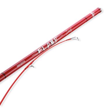 Flame Surf 33号, canna da surfcasting realizzata con fusto e cima in carbonio Toray 30TON di ultima generazione. Assemblata con anelli FUJI KR e placca WEBO DPS. Nuovo sistema di allineamento dei tratti sviluppato da Akami Japan, potenza e leggerezza, il tutto combinato con un’estetica ineguagliabile grazie alla sua pittura giapponese e al suo rivestimento con vernice riflettente. Fodera Akami Premium incorporata.
