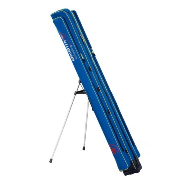 Il fodero portacanne rigido con treppiede rinforzato è un compagno essenziale per gli amanti del surf-casting che cercano un trasporto sicuro per le loro canne. Dotato di un treppiede rinforzato, offre protezione extra durante il trasporto, evitando danni. Tasche esterne e centrali aggiungono praticità, fornendo spazio per accessori. La struttura resistente resiste alle condizioni più difficili, con anima interna in plastica e fodera in PVC. Le cerniere YKK garantiscono una chiusura sicura. Tracolle imbottite regolabili offrono comfort durante il trasporto.