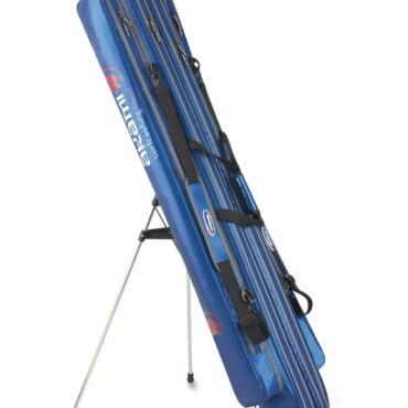 Il fodero portacanne rigido con treppiede rinforzato della famiglia AKami Fishing è l’ideale per il trasporto di 2 canne da surfcasting in tutta sicurezza. La struttura interna è costituita da un’anima in plastica posta all’interno della fodera in PVC, mentre le cerniere extra YKK Giappone garantiscono massima resistenza e durata nel tempo. Inoltre, il fodero dispone di comode tasche esterne con cerniera per riporre gli accessori necessari per la pesca. Le tracolle imbottite regolabili garantiscono un trasporto confortevole e adattabile alle proprie esigenze. Grazie alla sua robusta struttura, questo fodero offre una protezione efficace alle canne da pesca durante il trasporto, riducendo il rischio di danni causati da urti o cadute.