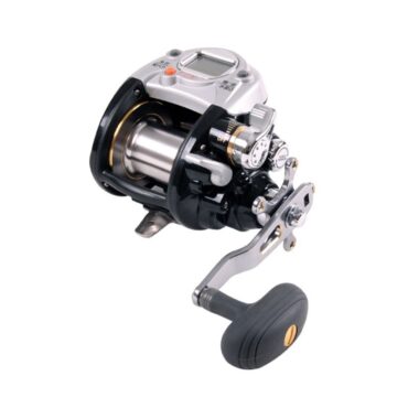 Akami Kaigen 500X ideato con telaio in alluminio anodizzato nero. Accensione / spegnimento e controllo della velocità disponibili tramite la leva della velocità. Bobina forgiata in alluminio. Frizione con tre rondelle in carbonio lisce (in totale 6 rondelle).Design lavabile. Funzione jigging. Unità digitale regolabile sensibile per impostare la profondità.Bracking del motore in caso di sovraccarico. Manopola in morbida EVA.