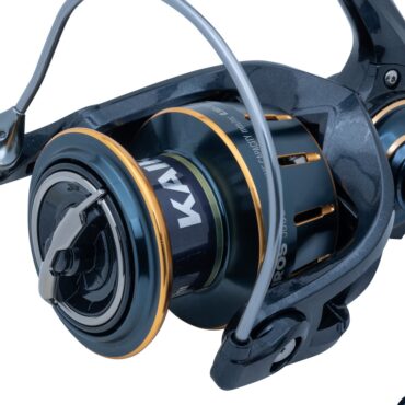 Mulinello per pesca dalla barca e spinning, progettato per il jigging leggero o la pesca di fondo. Corpo e rotore in carbonio. Include il nuovo meccanismo stabilizzatore che garantisce una grande fluidità di rotazione durante l’azione di pesca e nel combattimento. Dotato di 7 cuscinetti sigillati in acciaio inox giapponese. Doppia bobina in alluminio forgiata a freddo. Manovella in alluminio con attrito a vite e pomello ergonomico per il combattimento. Freno sigillato multidisco in carbonio e acciaio inox. Inclusa borsa portamulinello in neoprene.