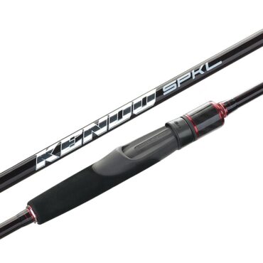 La Akami Kendo è una canna da pesca di alta gamma realizzata in carbonio Toray e micrografite, con rinforzo a 90° in carbonio triplo strato e avvolgimento in microfilo metallico. Progettata per mulinelli a bobina fissa, offre un’azione di punta precisa e reattiva, ideale per la pesca verticale, spinning e Slow jigging. Gli anelli e il portamulinello Fuji assicurano massima scorrevolezza, stabilità e durata, mentre la struttura bilanciata garantisce un controllo perfetto anche con prede impegnative.