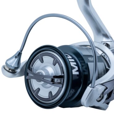 Mulinello AKAMI MICRON per la pesca a spinning, adatto anche ad altre tecniche sia in acqua dolce che salata.
Costruito con una bobina in alluminio anodizzato, è progettato per durare e resistere alla corrosione. Equipaggiato con una frizione stagna potente e cuscinetti giapponesi schermati, offre una rotazione fluida e un controllo preciso.
Il corpo in lega di alluminio, il sistema di frenata multidisco in carbonio e il meccanismo anti-ritorno infinito migliorano l'efficienza complessiva. La manopola ergonomica antiscivolo garantisce una presa confortevole e sicura. Ideale per pescatori esperti in cerca di prestazioni elevate.