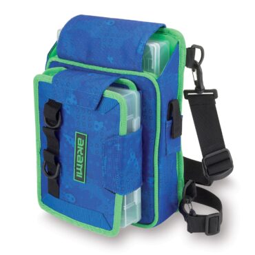 L’AKAMI MR7 è una borsa da pesca idrorepellente compatta, progettata per offrire praticità, protezione dall’acqua e organizzazione immediata. Dotata di velcri rinforzati, maniglia imbottita e due scatole porta-accessori estraibili, è ideale per spinning e pesca dalla barca.