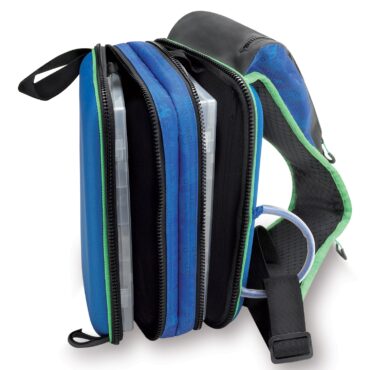 L’AKAMI MR8 è una borsa da pesca idrorepellente compatta, pensata per lo spinning e la pesca dinamica. Dotata di maniglia imbottita, cerniera in plastica e due scatole porta-accessori rinforzate ed estraibili, offre organizzazione immediata e protezione dall’acqua in ogni situazione.