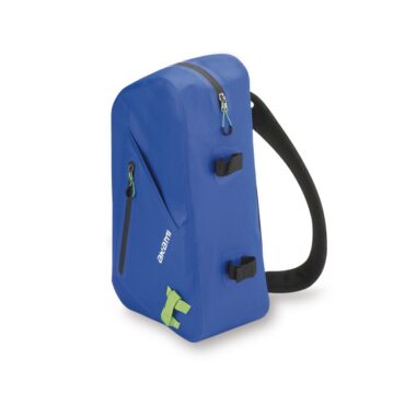 L’AKAMI MSL01 è uno zaino idrorepellente progettato per offrire protezione dall’acqua e comfort operativo. Le cerniere autosigillanti e le tasche impermeabili stagne con chiusura di sicurezza mantengono il contenuto asciutto anche in condizioni difficili. Ideale per pesca, barca e attività outdoor in ambienti umidi.