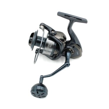 Mulinello per pesca da imbarcazione, progettato per il light jigging o la pesca a fondo. Corpo e rotore in carbonio. Dotato di un nuovo meccanismo stabilizzatore che assicura una grande fluidità di rotazione durante l’azione di pesca e il combattimento. Equipaggiato con 10 cuscinetti in acciaio inossidabile giapponesi sigillati. Doppia bobina in alluminio forgiata a freddo. Manovella in alluminio con frizione a vite e pomello ergonomico da combattimento. Freno stagno multidisco in carbonio e acciaio inossidabile. Include una borsa per il mulinello.