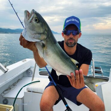 L'Akami NORTON è una canna da barca progettata per traina e big game, con anelli Fuji acid e placca porta mulinello in alluminio per ottima scorrevolezza e stabilità. Il fusto in carbonio ad alto modulo offre robustezza e leggerezza, mentre le impugnature in Eva assicurano presa comoda. Il design accattivante migliora sia l'estetica che le prestazioni. Efficace nella cattura di tonni e cernie grazie a progettazione accurata e alta qualità, è un compagno affidabile per emozionanti avventure di pesca in barca.