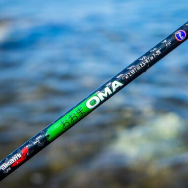 Akami Oma è il modello più potente delle canne da egi. Consente di affrontare anche le condizioni di pesca piú estreme. Grandi prede e vento sfavorevole non saranno un problema grazie al sottile fusto in carbonio giapponese Toray e al particolare intreccio X-Cross alla base. L’anellatura Fuji Alconite KR concept ed una comoda impugnatura in Eva ad alta densità completano senza compromessi questa fantastica canna.