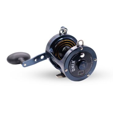 Alcedo ONIX è un mulinello a leva disponibile in versione 20 lb e 30 lb, con corpo in alluminio, bobina in Duralluminio e frizione precisa. Progettato per la pesca estrema, offre prestazioni elevate a un prezzo accessibile.