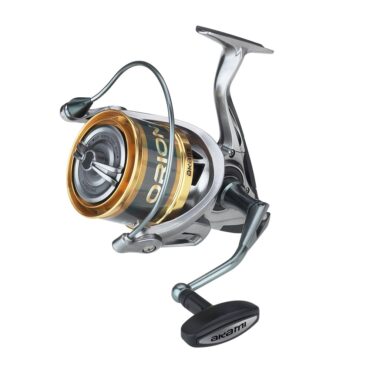 Mulinello da surfcasting firmato Akami. Orion XSC è leggero ed estremamente preciso, assicura grandi performance di lancio e massima fluidità di recupero grazie ad una ampia bobina conica e al recupero a spire incrociate. Ingranaggi forgiati a freddo e supporto anti-ritorno infinito, studiato per i professionisti dedicati appassionati alla pesca da fondo, da spiaggia e da scogliera. Monta le bobine di ricambio Akami Rely.