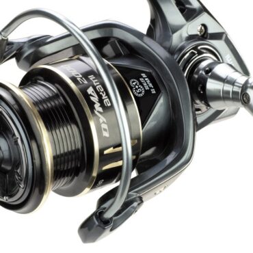 Mulinello AKAMI OYMA novità esclusiva per la pesca a spinning o light jigging. Realizzato in grafite con microfreno multidisco ad alta potenza. Dotato di 6 cuscinetti a sfera sigillati Japan, bobine in alluminio anodizzato forgiato a freddo. Manovella in alluminio a frizione filettata con cuscinetto extra sulla manopola. Borsa porta mulinello inclusa.